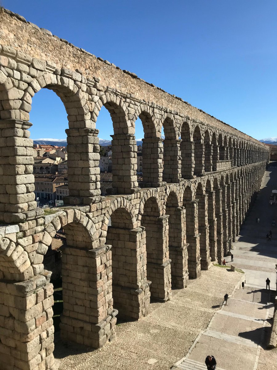 This aqueduct has stood for 2,000 years. There is no mortar holding it together — the stones are held in perfect balance by nothing but gravity. So what are the other best-preserved Roman wonders? A thread... 🧵