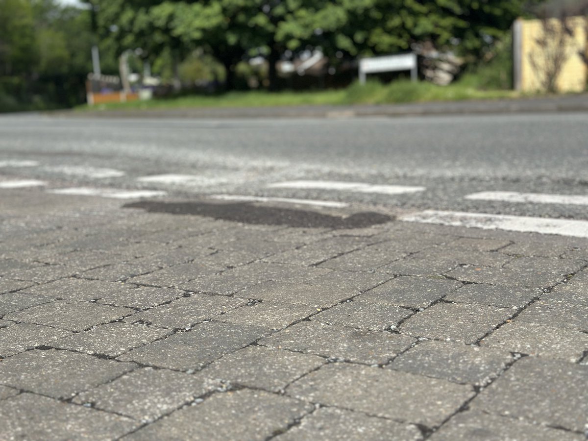 2 bricks raised on a junction. Options for repair: - remove bricks, scrape the gap, replace levelled bricks - remove bricks, fill with tarmac and level - leave bricks raised, shove tarmac around them to make a ramp. On a junction. Guess which one @Suff_highways chose? 🤦‍♂️