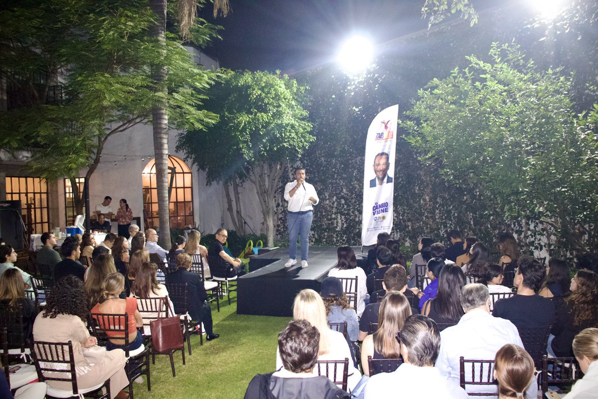 Dialogamos con las juventudes que exigen un cambio de rumbo en nuestro país: @dianavegal presentó las propuestas de nuestra próxima Presidenta de México @XochitlGalvez y también expuse las 5 de @STaboadaMx para nuestra #CDMX. 🛡️🚔🇲🇽 ¡VAMOS JUNTOS CON LA SOCIEDAD CIVIL! 🩷✨🧢