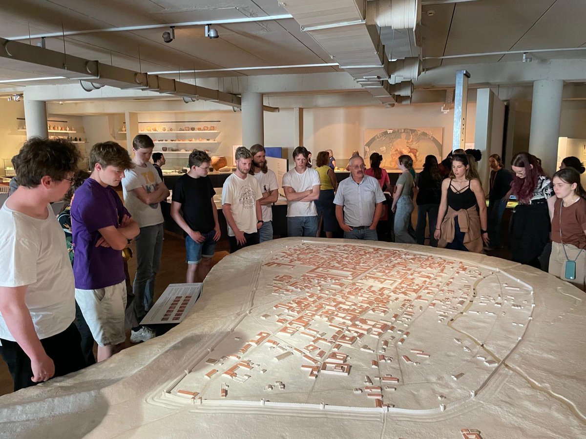 Gisteren bezochten onze studenten van Bachelor 2 en 3 o.l.v. prof. dr. Wim De Clercq het Gallo-Romeins Museum in Tongeren, met o.m. een gastlezing van Alain Vanderhoeven en een stadswandeling door prof. dr. Roland Dreesen.