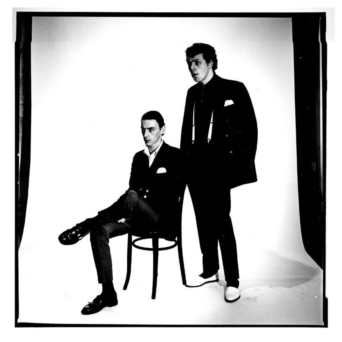 Paul & Mick at a Style Council photo session w/📷Peter Anderson. Images from the session would be used for the various 𝗚𝗿𝗼𝗼𝘃𝗶𝗻’ releases featuring 𝗬𝗼𝘂’𝗿𝗲 𝗧𝗵𝗲 𝗕𝗲𝘀𝘁 𝗧𝗵𝗶𝗻𝗴 and 𝗧𝗵𝗲 𝗕𝗶𝗴 𝗕𝗼𝘀𝘀 𝗚𝗿𝗼𝗼𝘃𝗲. Released on this day 40 yrs ago in 1984. 🌐🔥