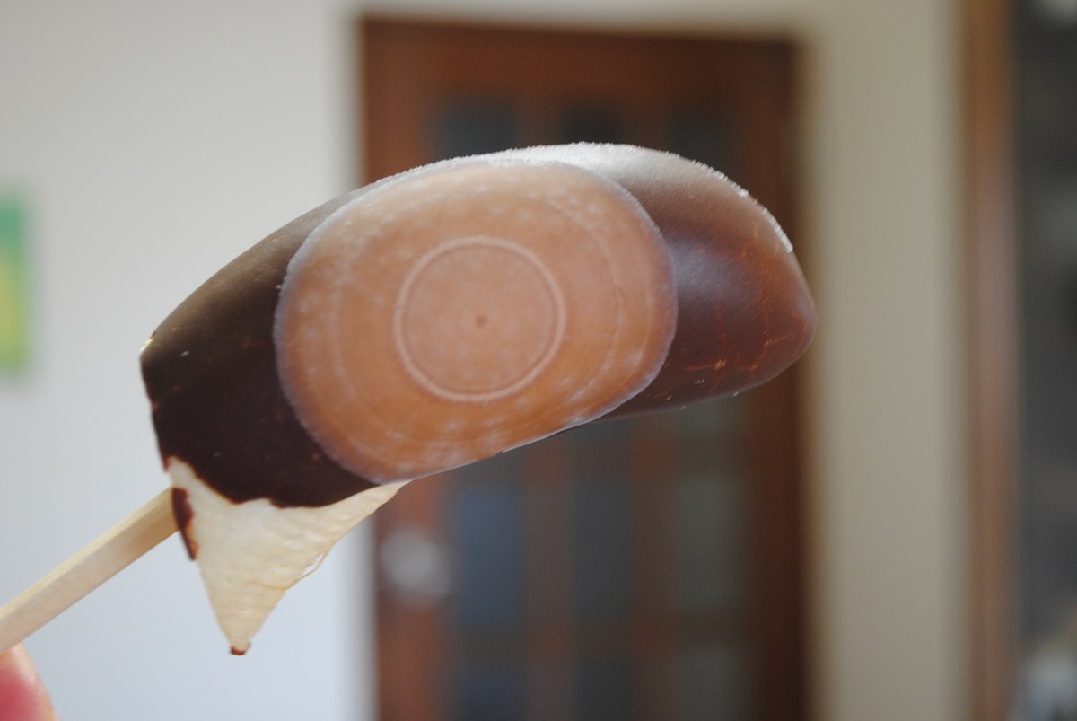 17mamagon's tweet image. 冷凍しただけです〜
当時3日とあけず作ってたんですが、こんなんなったのはこの日だけ。考えられるとしたら、甘味料の粒が残っていたかも？
家族しか食べないので温度測ったりしなかったし溶かし具合もいい加減だったので再現を試みても無理でしたw
唯一近かった日替わりの目玉おやじを貼っときます〜