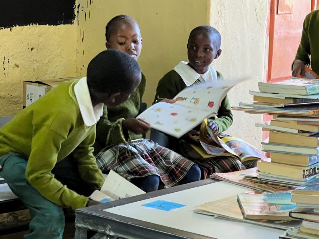 📚 Nearly 200 gently used books from @deltasd37 were sent to Africa to help build school libraries in rural communities. 🌎❤️ #bced buff.ly/3UUnsl8