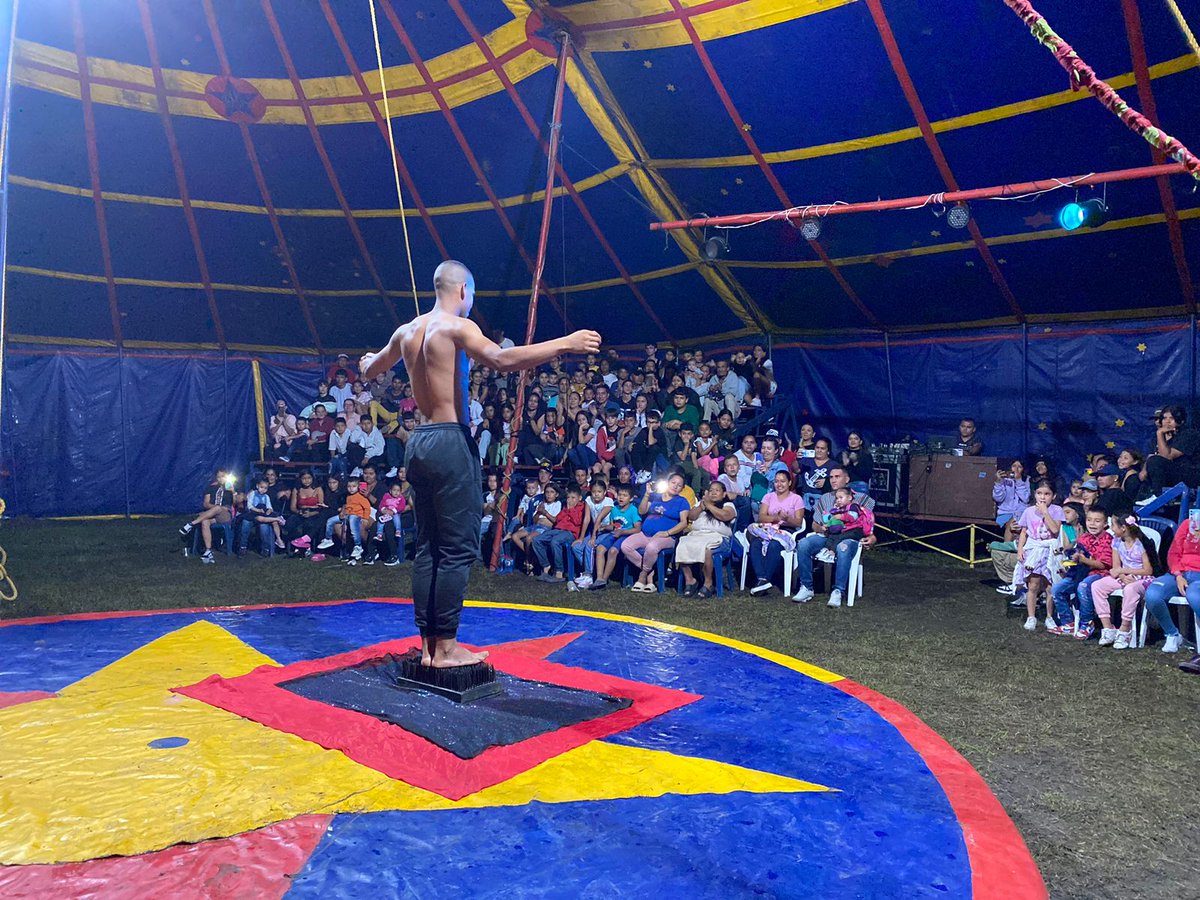 🎪Sonrisas y unión familiar se respira por estos días en el Circo Colombia N.°3 en Toro, #Valle, gracias a los soldados de Acción Integral, que con su talento circense cautivan el corazón de niños, jóvenes y adultos, dejando además, mensajes de paz y convivencia. #SiempreATuLado