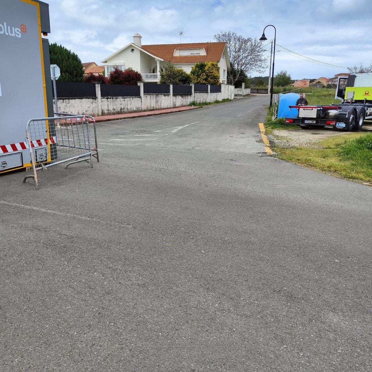 Importante ‼️ 
 
👉 Hoxe, 15 de maio, instalaron a unidade móbil de ITV de vehículos agrícolas na 📍 pista da igrexa de Xaviña.  
 
🚧 A raíz disto, a estrada está parcialmente cortada.  
 
🙏 Solicitamos á veciñanza que circule con precaución.  
 
🤝 Grazas de antemán.