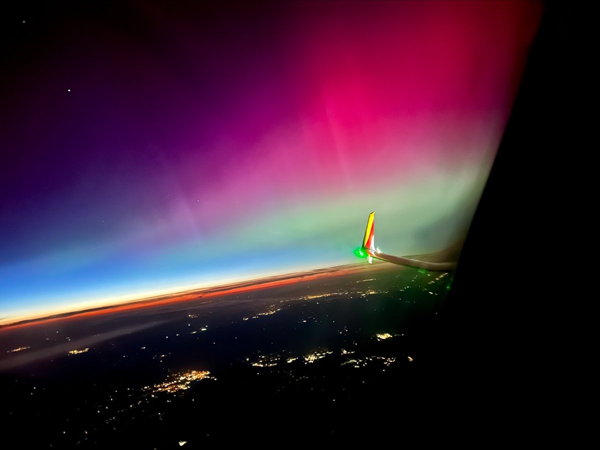 MCO CA Sean Elliott and HOU FO Drew Dyke share their unique #PilotPOV capturing last weekend's atmospheric phenomenon #auroraborealis from the flight deck. #wingtipwednesday