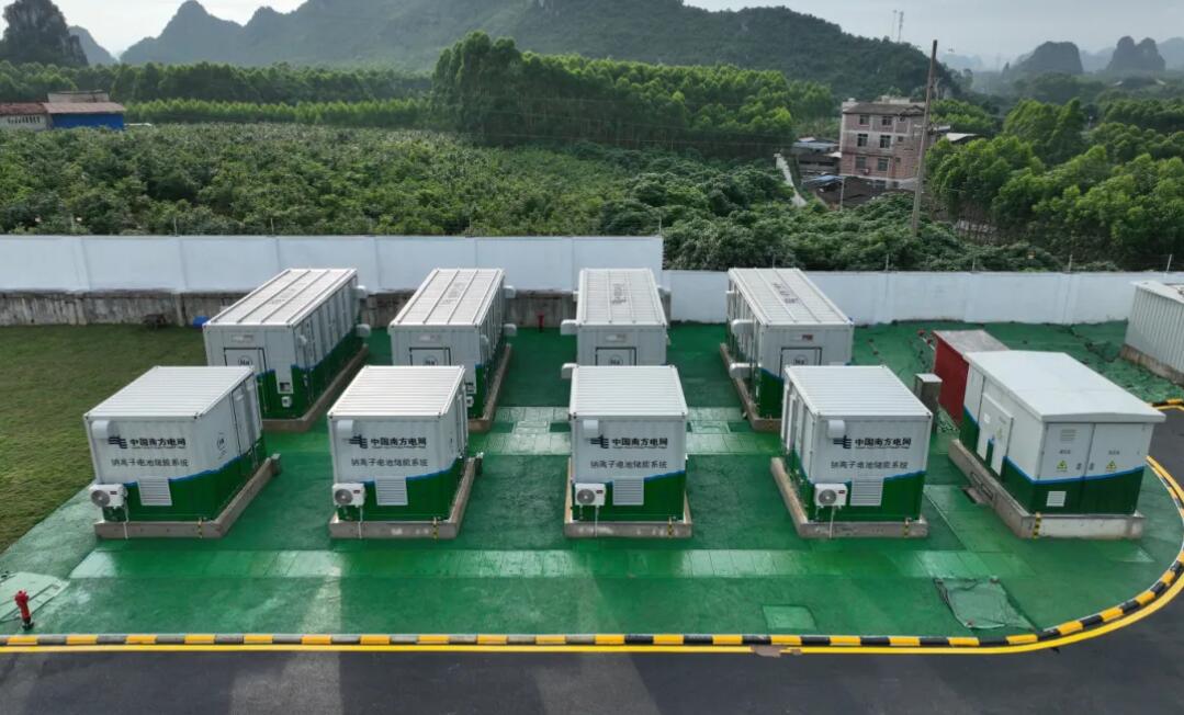 China switches on first large-scale sodium-ion battery: China Southern Power Grid has deployed a 10 MWh sodium-ion battery in China's Guangxi Zhuang region. It is the first phase of a 100 MWh project. dlvr.it/T6wSyH #EnergyStorage #Markets #TechnologyandRD