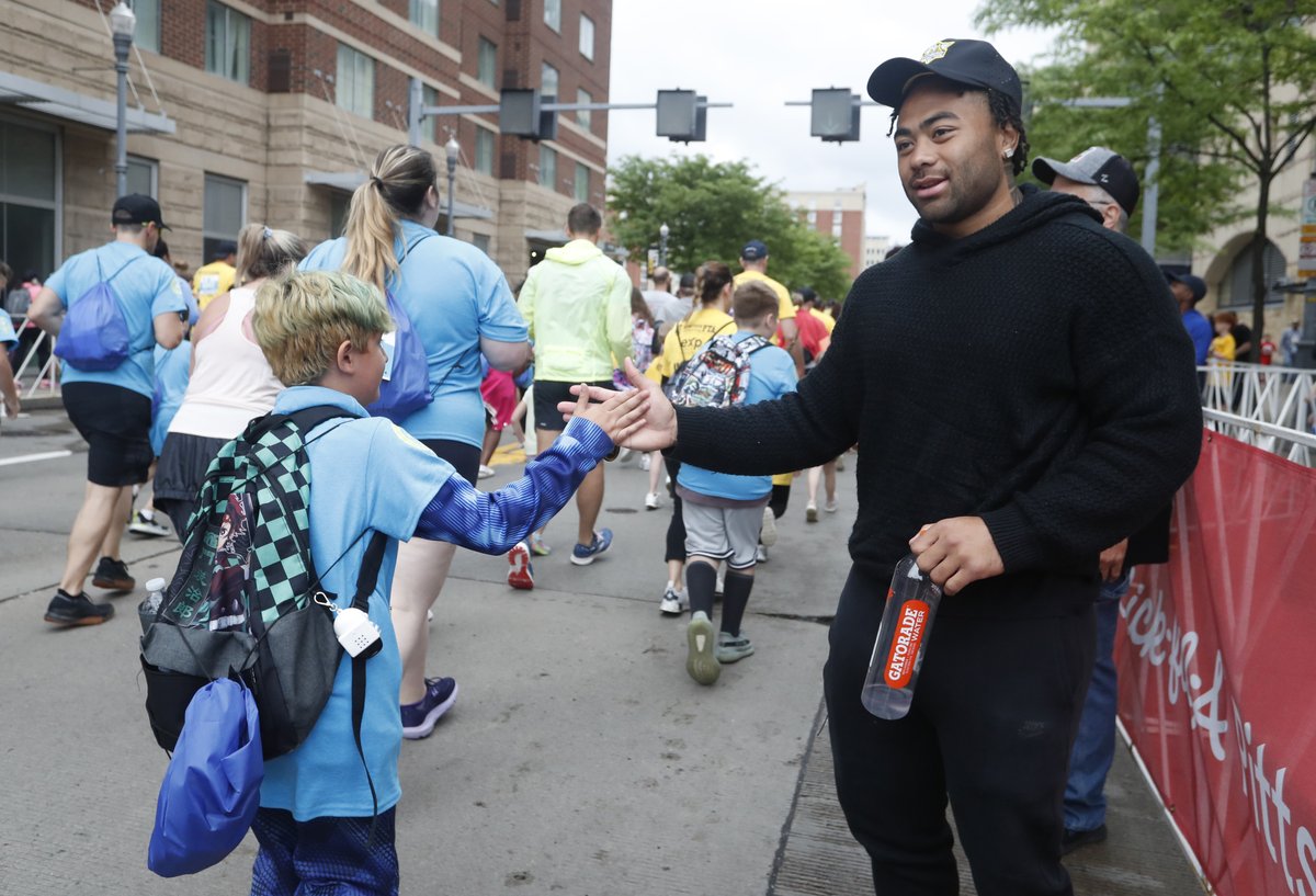 A LOT of @steelers talk happening today🏃🏈 We want to thank Jaylen Warren and DeShon Elliott for helping make the 2024 @ChickfilA Kids Marathon such an amazing day! Good luck to the Steelers as we celebrate fitness, community, and the release of the NFL schedule today.