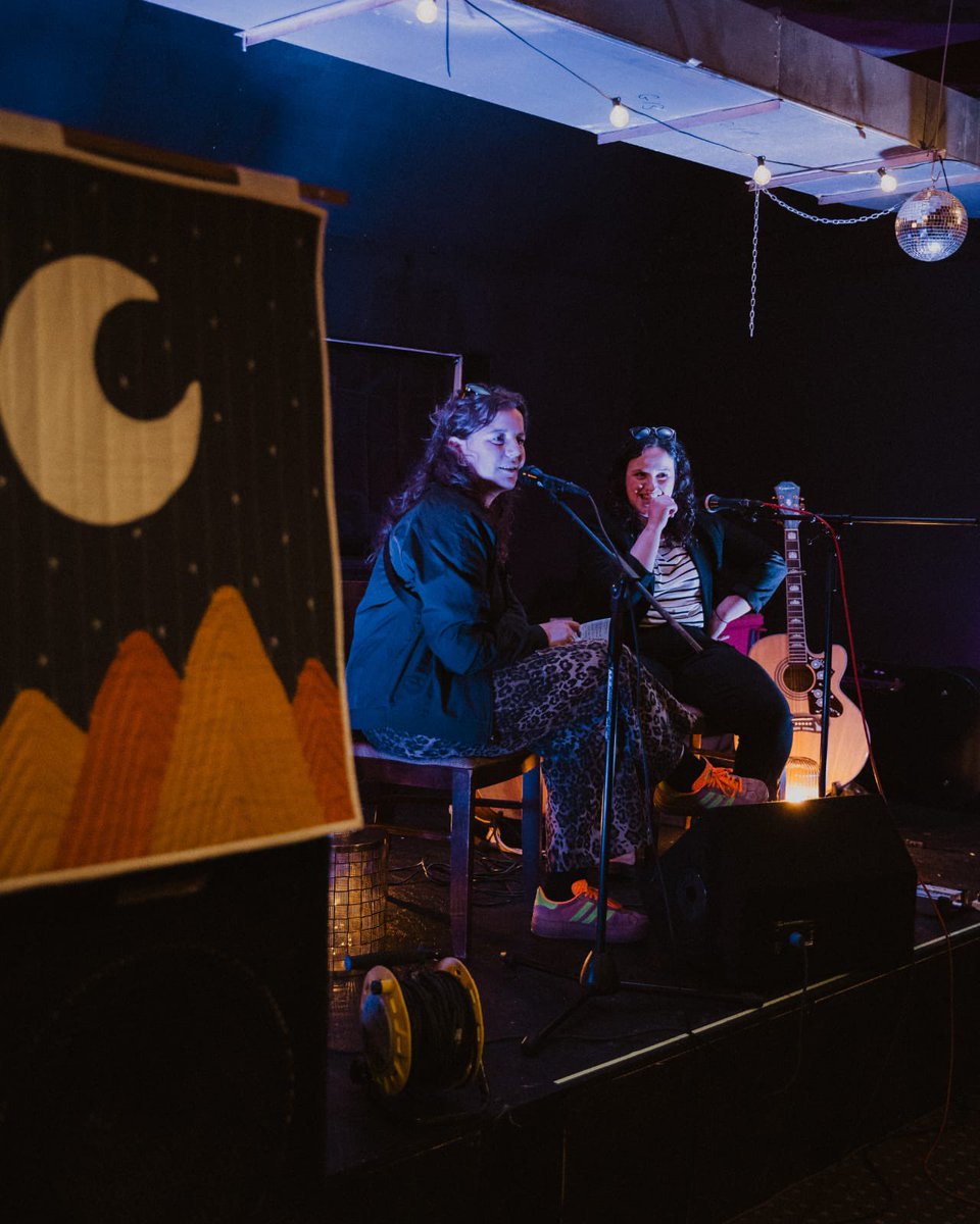 I KA CHING (@ikachingrecords) on Twitter photo Noson hyfryd yn lansio EP cyntaf <a href="/meldaloisg/">Melda Lois</a> yn Nghaerdydd 💭
Diolch mawr i Elan Evans am gyflwyno’r noson. Mae ‘Symbiosis’ ar gael yma yn unig ar hyn o bryd ar Bandcamp ↛
Prynu 🌱 ikaching.bandcamp.com/album/symbiosis Noson hyfryd yn lansio EP cyntaf <a href="/meldaloisg/">Melda Lois</a> yn Nghaerdydd 💭
Diolch mawr i Elan Evans am gyflwyno’r noson. Mae ‘Symbiosis’ ar gael yma yn unig ar hyn o bryd ar Bandcamp ↛
Prynu 🌱 ikaching.bandcamp.com/album/symbiosis