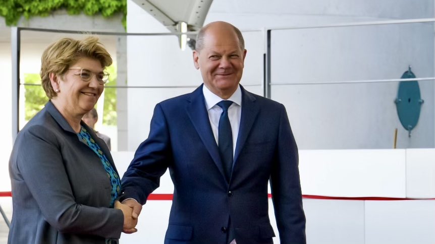 Die #Schweiz und #Deutschland pflegen hervorragende Beziehungen, sind wichtige Wirtschaftspartner und eng miteinander verbunden. Mit @Bundeskanzler Scholz besprach ich die sicherheitspolitische Lage in Europa, die Schweizer Beziehung zur #EU und das Engagement für den Frieden.