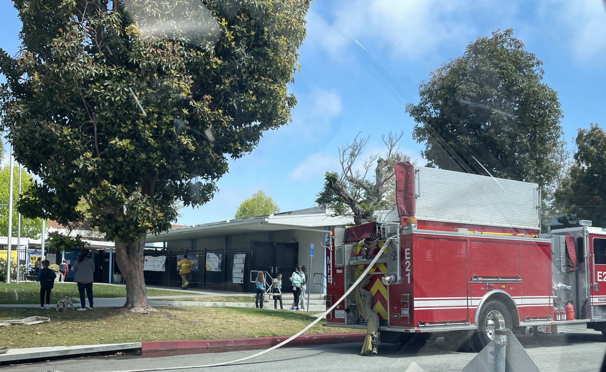 A small fire was extinguished yesterday at Pacific Elementary in #ManhattanBeach. No students were involved, but it created an alarming scene during the pickup rush: thembnews.com/2024/05/14/491…