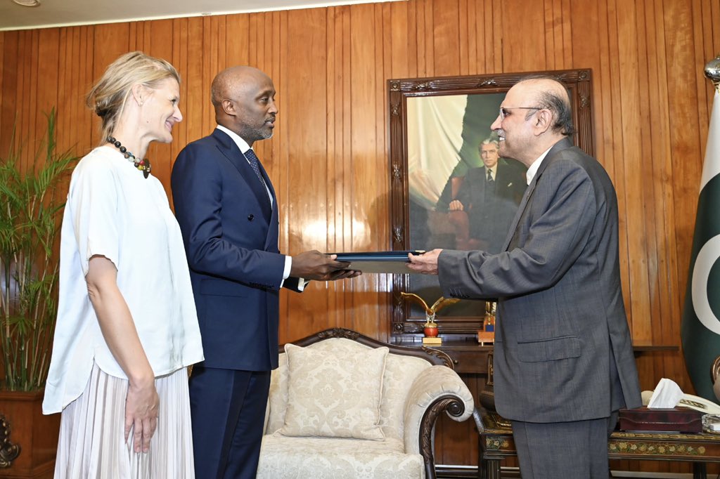 Today Mr. Mohamed Yahya @Momalindi, @UN Resident Coordinator in Pakistan, presented his credentials to @PresOfPakistan @AAliZardari at Aiwan-e-Sadr / President House. Mr. Yahya was accompanied by his wife Katarina. @UNinPak 🇺🇳🇵🇰