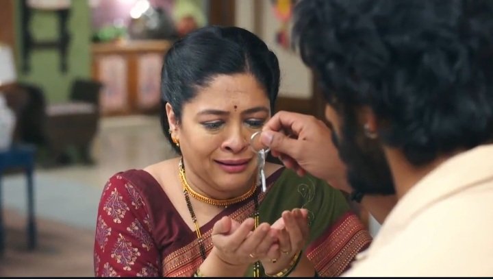 #SachinDeshmukh gave in front of his Aai. His mother cry has melt his heart. He has not able to neglect his Aai request. He give keys to Renu. The love and care he has for his Aai. How much Renu disowns him,he cannot disown his mother request.
#KanwarDhillon #UdneKiAasha