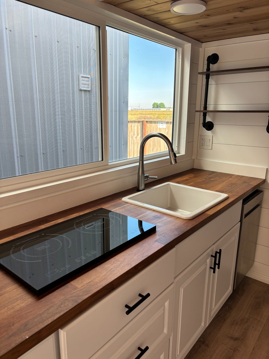 PTH_official1's tweet image. From sleek quartz to rustic wood, explore the endless countertop possibilities for your tiny home kitchen. Which style reflects your unique taste? 🍽️✨ #TinyHomeDesign #KitchenInspiration