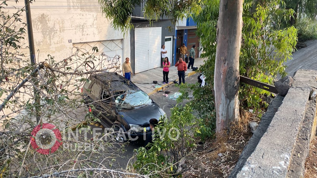 Una camioneta 🛻 volcó en Calzada Zaragoza. Los hechos ocurrieron este miércoles por la mañana 🚨💥. Una mujer resultó lesionada, pero, afortunadamente, no de gravedad.