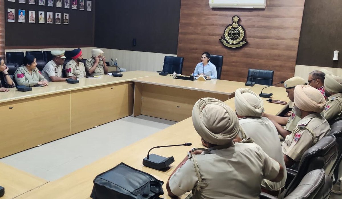 ਅੱਜ ਕਾਨਫਰੰਸ ਹਾਲ, ਪੁਲਿਸ ਲਾਈਨ, ਹੁਸ਼ਿਆਰਪੁਰ ਵਿਖੇ 'ਨਵੇਂ ਅਪਰਾਧਿਕ ਕਾਨੂੰਨ' ਵਿਸ਼ੇ 'ਤੇ ਸਿਖਲਾਈ ਸੈਸ਼ਨ ਦਾ ਆਯੋਜਨ ਕੀਤਾ ਗਿਆ।

Today, a training session on 'New Criminal Laws' was held at the Conference Hall, Police Lines, Hoshiarpur.

#NewCriminalLaws #BNS #BNSS #PoliceTraining