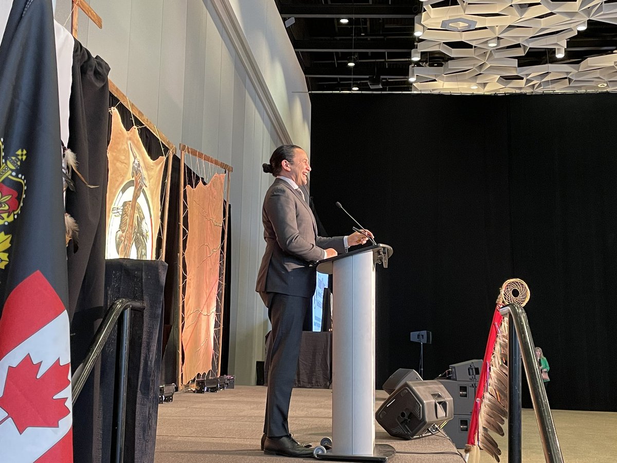 Thankful to be back to MC at the Vision Quest Conference and Trade Show. Premier @WabKinew telling the youth to “Dream big. Work hard. Stay humble.”