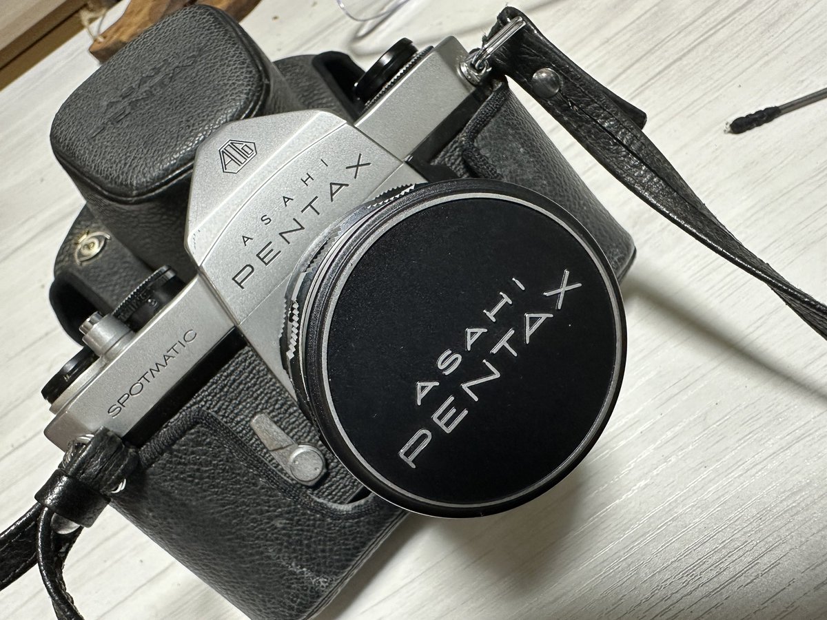 tanuou's tweet image. RICOHFLEX をもらった時にこちらの
ASAHI PENTAX SPOTMATICももらいました(M42マウントとのこと)
簡単に清掃したけど電池だけ何とかすると露出計使えそうな感じがする
(わからんけど)
いずれにしてもフィルムはコスト高いから悩みどころだけどこれはこれで試してみたい
#ASAHIPENTAX #SPOTMATIC