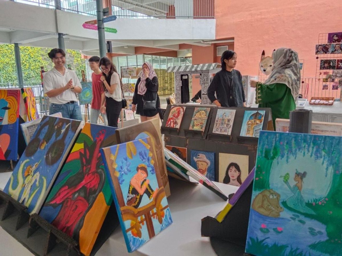 Pameran hasil karya pelajar Diploma Rekabentuk Grafik. 

#msucollegesabah #MSUmalaysia #diplomaingraphicdesign #artexhibition #beMSUrian #spm #stpm #studyabroad #art #exibition #artist #graphic #comicdesign