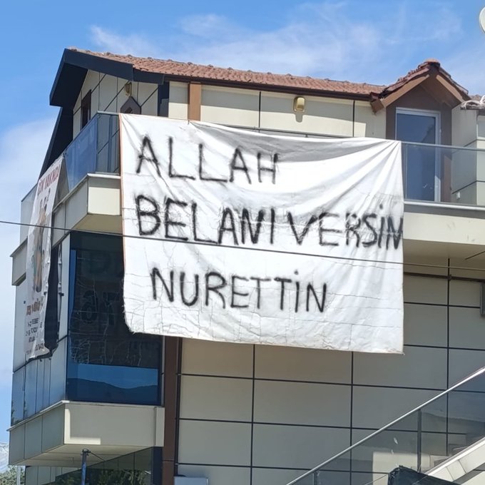 Kocaeli'de bir binaya 'Allah belanı versin Nurettin' yazılı afiş asıldı.