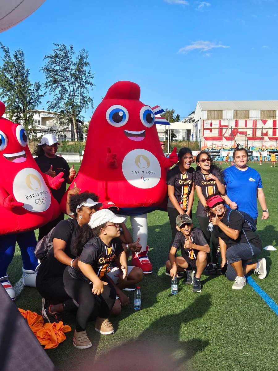 Tellement fière de prendre part à #GoodConnections à La Réunion. C'est une formidable initiative qui permet de renforcer notre engagement dans la lutte contre le #cyberharcèlement et à la promotion de la mixité et de la diversité par le sport. Voir tous ces sourires et cette
