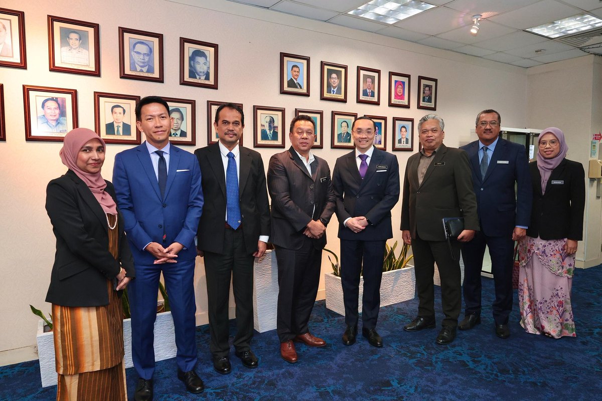 YBhg. Dato' Sri Norazman Ayob, Timbalan Ketua Setiausaha (Kewangan) KKM telah menerima kunjungan hormat daripada YBhg. Dato’ Sri Hazani bin Ghazali, Ketua Pengarah Agensi Kawalan dan Perlindungan Sempadan Malaysia (MCBA) di Ibu Pejabat KKM hari ini. Sesi kunjungan hormat MCBA ini