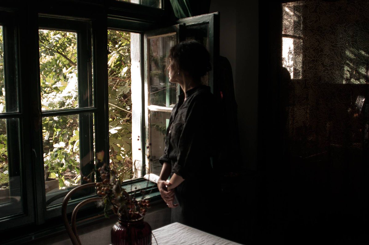 'A story is not like a road to follow … it’s more like a house. You go inside and stay there for a while, wandering back and forth and settling where you like and discovering how the room and corridors relate to each other.....' Alice Munro 📷Katia Chausheva