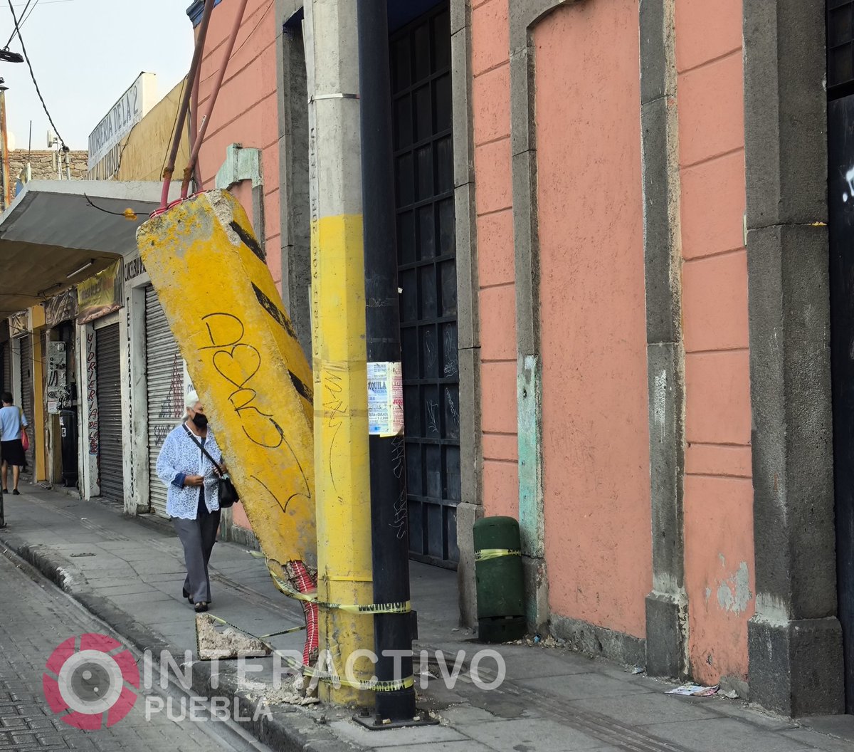 #ATENCIÓN 🚨🗣️ || Hay un poste a punto de caer en la 2 oriente y 16 norte, en la ciudad de #Puebla; urge su atención para evitar un accidente por el paso de peatones y automóviles 📷 || @CFEmx @CFE_Contigo Vía: @dulcgomez 👇🏻