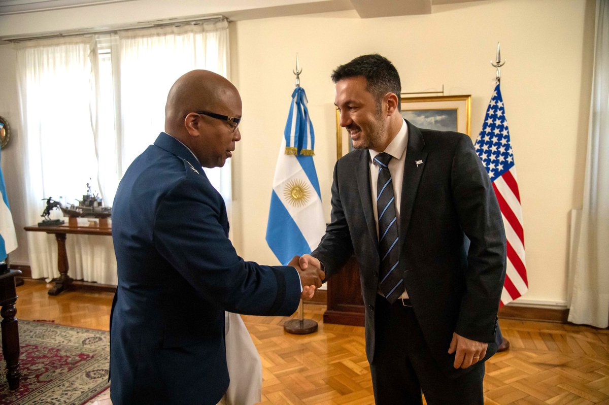 Me reuní con el Mayor General Richard Wilson, <a href="/TAGofGA/">TAGofGA</a>, y el Mayor General Konata A Crumbly, de la <a href="/GeorgiaGuard/">GA National Guard</a>. Retomamos la fructífera relación entre las Fuerzas Armadas de Argentina y la Guardia Nacional de Georgia, Estados Unidos. Discutimos temas claves como el