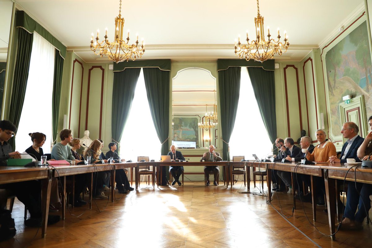 Academie_Paris's tweet image. 🤝 Le recteur @BernardBeignier consulte les élus lycéens lors d’un Conseil Académique à la Vie Lycéenne extraordinaire.
Définir l’autorité dans les établissements, améliorer le climat scolaire 🎒👉 Ce #CAVL implique les élèves au cœur de la concertation sur la discipline.