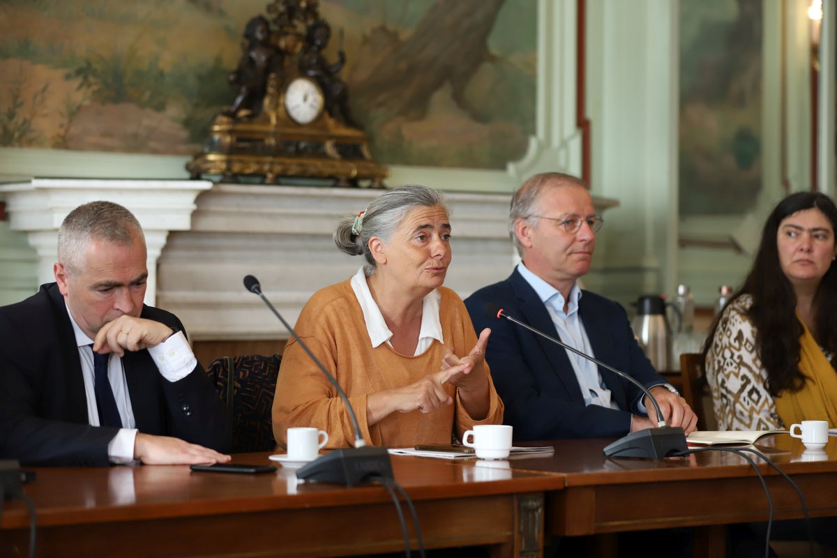 🤝 Le recteur @BernardBeignier consulte les élus lycéens lors d’un Conseil Académique à la Vie Lycéenne extraordinaire.
Définir l’autorité dans les établissements, améliorer le climat scolaire 🎒👉 Ce #CAVL implique les élèves au cœur de la concertation sur la discipline.