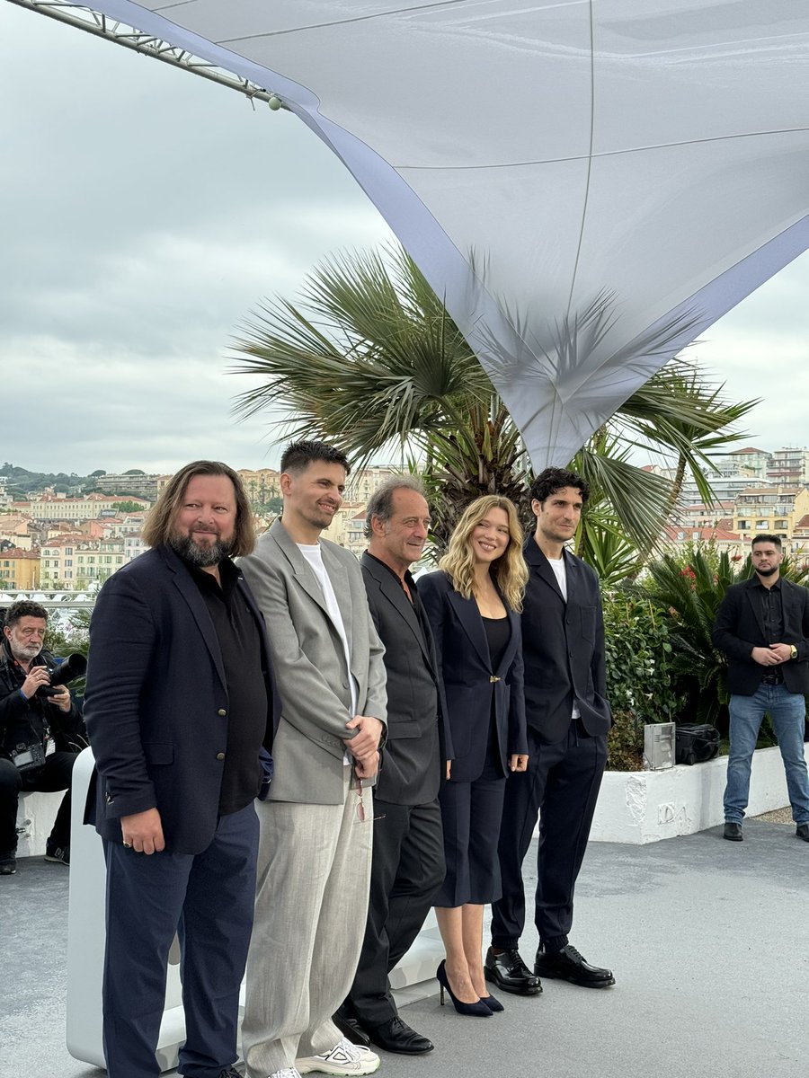 #LeDeuxièmeActe de #QuentinDupieux (@oizo3000) a fait l’ouverture du @Festival_Cannes !
Retour en images sur le photocall 📸

Un film avec #LéaSeydoux, #VincentLindon, @garrel_louis, 
#RaphaëlQuenard et #ManuelGuillot. 

#FestivalDeCannes #Cannes2024 #FestivalDeCannes2024