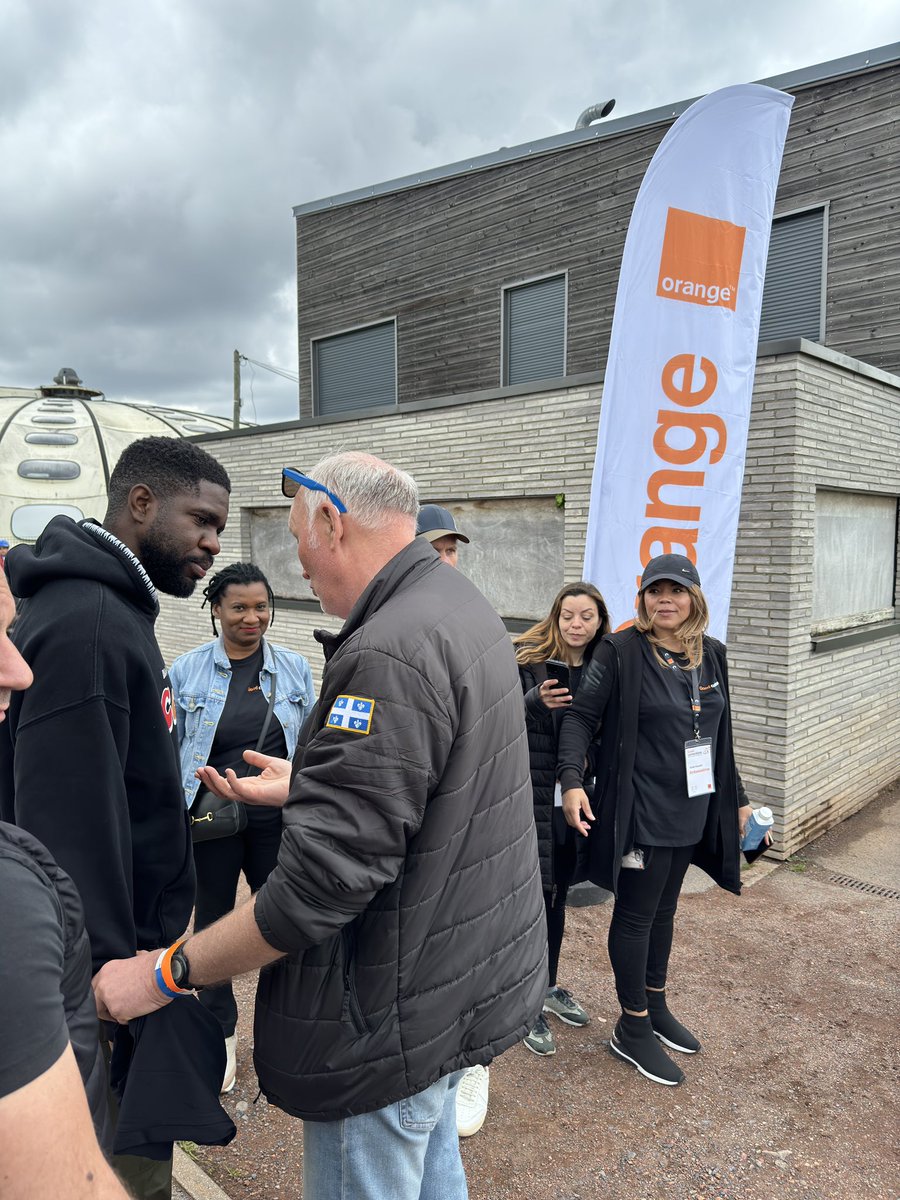 @thierrymarigny @natalielaudat @sally_tiddari @FantaTall @Orange_France Et que dire de notre champion @samumtiti ? Sa disponibilité et son sourire ont fait le bonheur de tous les jeunes passionnés de football (et le nôtre aussi😉). Merci pour ce partage de nos valeurs communes avec #Paris2024 #GoodConnections