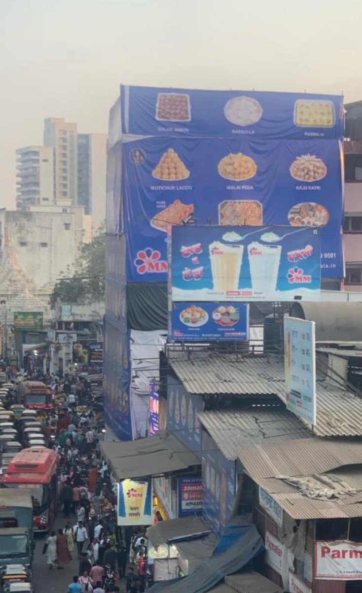 Approx 10,000 sq/ft of illegal hoarding is hanging on a structure to cover unauthorized work by MM mithaiwala Sweetsshop, nr Malad stn, at @mybmcWardPN . Request the Hon,M C of @mybmc & @CPMumbaiPolice to take immediate action against said hoarding bcoz it poses a threat to lives