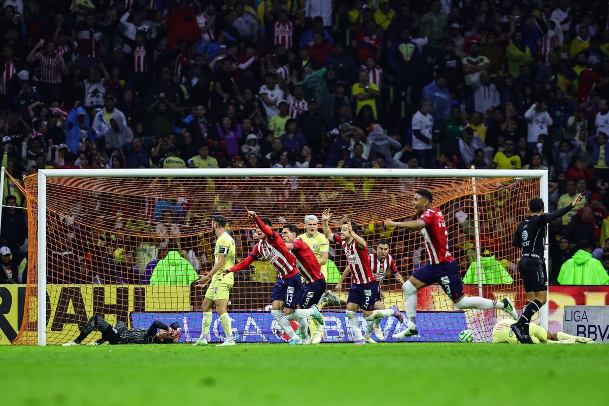 sandiblu's tweet photo. ¡POR EL PRIMER GOLPE, MIS @Chivas! ❤️🤍
CON LA FE INTACTA Y EL CORAZÓN POR DELANTE, TODOS JUNTOS.👊🏻🙌🏻 https://t.co/00LHMFsVOz
