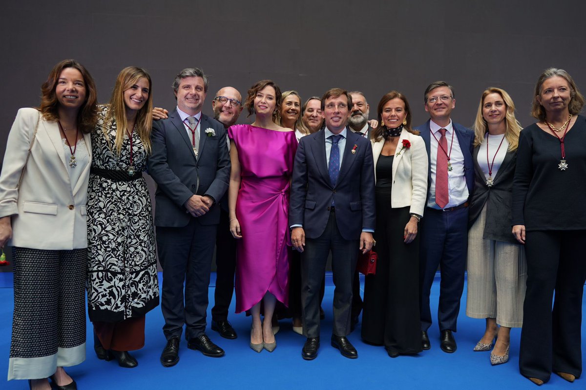 San Isidro en el Ayuntamiento de Madrid, con el alcalde Almeida y los premiados: una amplia representación de la sociedad madrileña, venida de todas partes. Gente alegre, libre y con ganas de hacer miles de cosas.