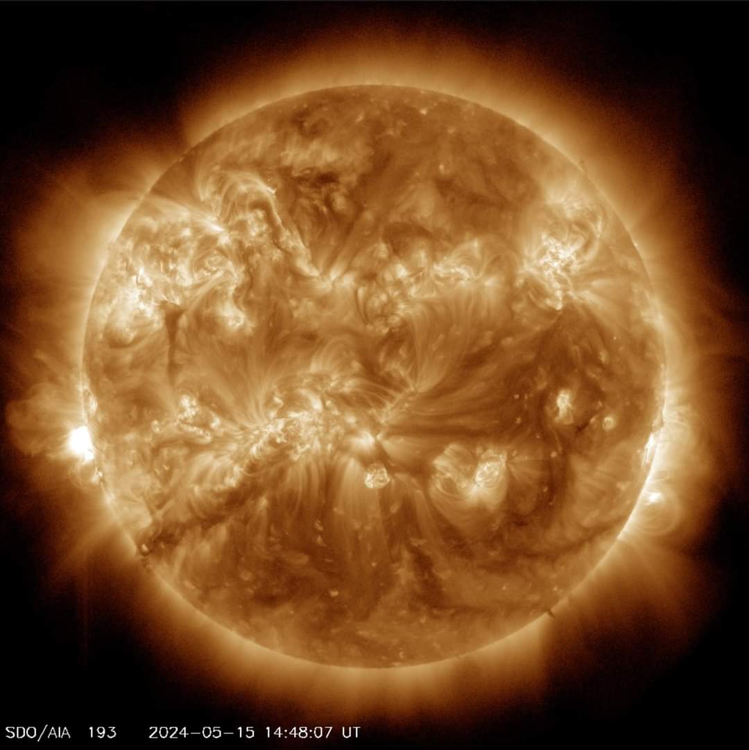 De zon is mega actief deze dagen.. er komt nu een enorme spot het beeld in draaien die al lekker strooit met uitbarstingen. Kans op het #nooderlicht in Nederland gaat dus weer groter worden komende tijd!
Niet door deze uitbarsting, maar die vlek draait straks door richting aarde.