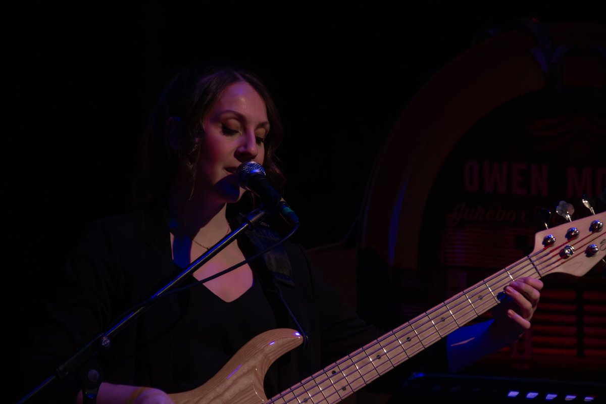 Owenmoneypanto's tweet image. Back to it! ... Day 3️⃣ of @owenmoneycomic #jukeboxheroes 4th &amp;amp; Final Tour #meettheband ... on bass guitar 🎸Lucie Phillips ... following studying music &amp;amp; music therapy, Lucie plays bass guitar in the soul band 'Soul'd Out' &amp;amp; lead vovialist in her jazz duo 'Philanthropy' 🎼