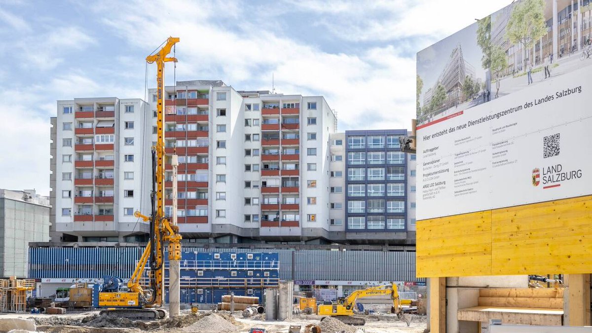 Doch mehr Schreibtische für Beschäftigte im neuen Landesdienstleistungszentrum in Salzburg sn.at/salzburg/polit…