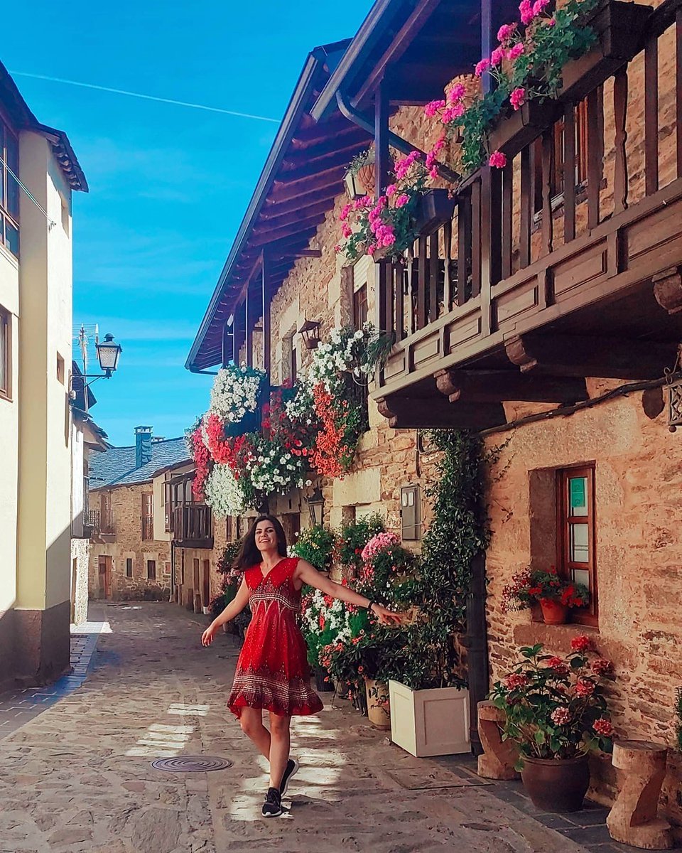 Sanabria, #Zamora, boasts the stunning Lake of Sanabria, a medieval castle, and a charming old town, captured beautifully in this photo by @alice_hatter03 (IG). 📸💯 It's perfect for outdoor activities and offers delicious local cuisine.

#VisitSpain #SpainRuralTourism
