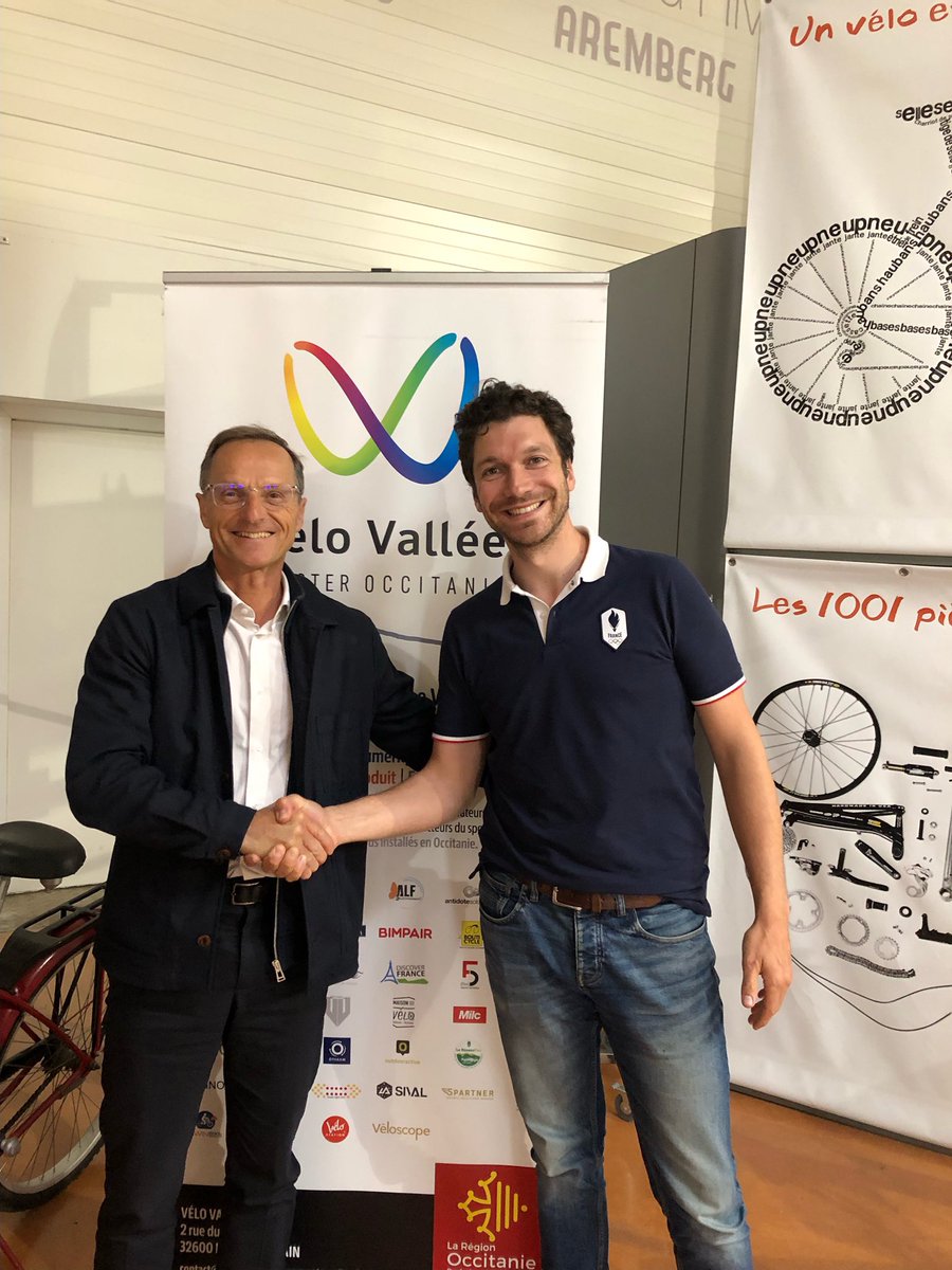 Un grand merci à @DenisBriscadieu pour son engagement qui a permis de fonder le cluster vélo en @Occitanie dont je suis fière d’avoir accompagné la naissance. 6 ans + tard, Jean Venet lui succède à la présidence de Vélo Vallée. Bravo ! Cc @GibelinLuc @JBenabdillah