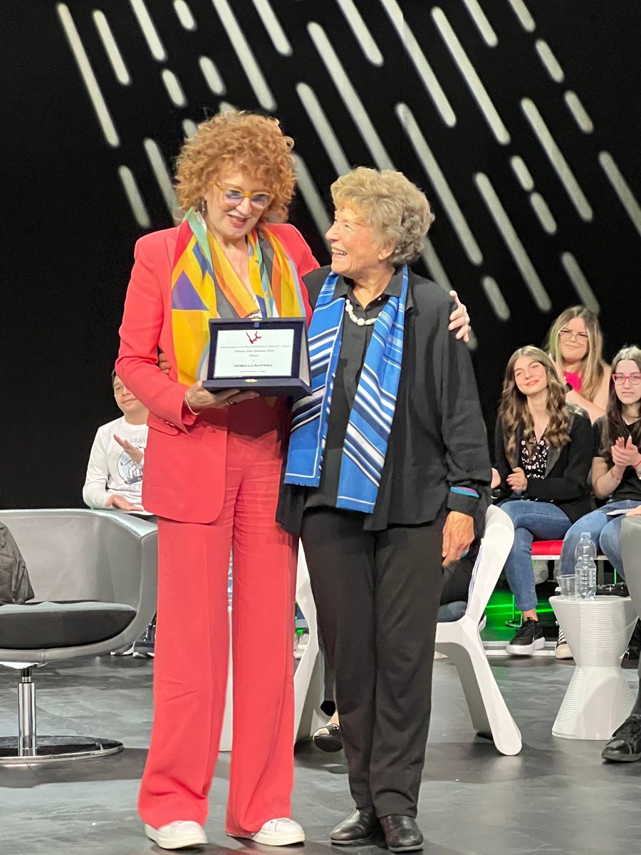 FiorellaMannoia's tweet photo. "La Storia" il romanzo di Elsa Morante, inserito nella lista dei cento migliori libri di tutti i tempi, compie 50 anni
Ricevere questo premio com Carlo e Cheope, per la scrittura di Mariposa è un piacere immenso, e riceverlo dalle mani di Dacia Maraini è un onore. Grazie ❤️ https://t.co/oJP8kERXTR