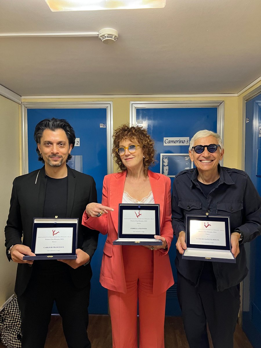 FiorellaMannoia's tweet photo. "La Storia" il romanzo di Elsa Morante, inserito nella lista dei cento migliori libri di tutti i tempi, compie 50 anni
Ricevere questo premio com Carlo e Cheope, per la scrittura di Mariposa è un piacere immenso, e riceverlo dalle mani di Dacia Maraini è un onore. Grazie ❤️ https://t.co/oJP8kERXTR
