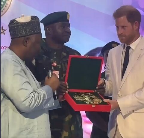 Harry and Meghan in Nigeria, promoting Invictus games - @DrZSB 
@WeAreInvictus @MedicaidcfP 
oncodaily.com/65085.html 

#Cancer #OncoDaily #Oncology #InvictusGames #Collaboration #CancerAdvocacy
