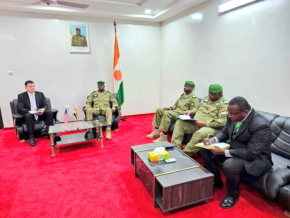 NIGER_CNSP's tweet photo. Le Général de Corps d'Armée Salifou Mody, Ministre d'État, Ministre de la Défense Nationale de la République du Niger, a reçu une délégation américaine de haut rang, conduite par Monsieur Christopher Maier, Secrétaire Adjoint à la Défense chargé des Opérations Spéciales et des Conflits de Faible Intensité, et par le Général de Corps d'Armée Dagvin Anderson, Directeur du développement des Forces Interarmées au Département de la Défense des États-Unis.

Cette visite revêt une importance particulière, car elle intervient précisément deux mois après la décision historique de l'État nigérien de dénoncer les accords relatifs au stationnement des troupes américaines sur le territoire national. Il s'agit de la première rencontre officielle de haut niveau depuis cet événement majeur, qui a marqué un tournant dans les relations entre les deux pays.
La délégation américaine a pour mandat de présenter au Ministre d'État le projet de plan de retrait des forces américaines du Niger. Ce projet fera l'objet de discussions approfondies avec les experts militaires nigériens, afin de s'assurer que ce retrait s'effectue dans les meilleures conditions possibles, en garantissant l'ordre, la sécurité et le respect des délais impartis.