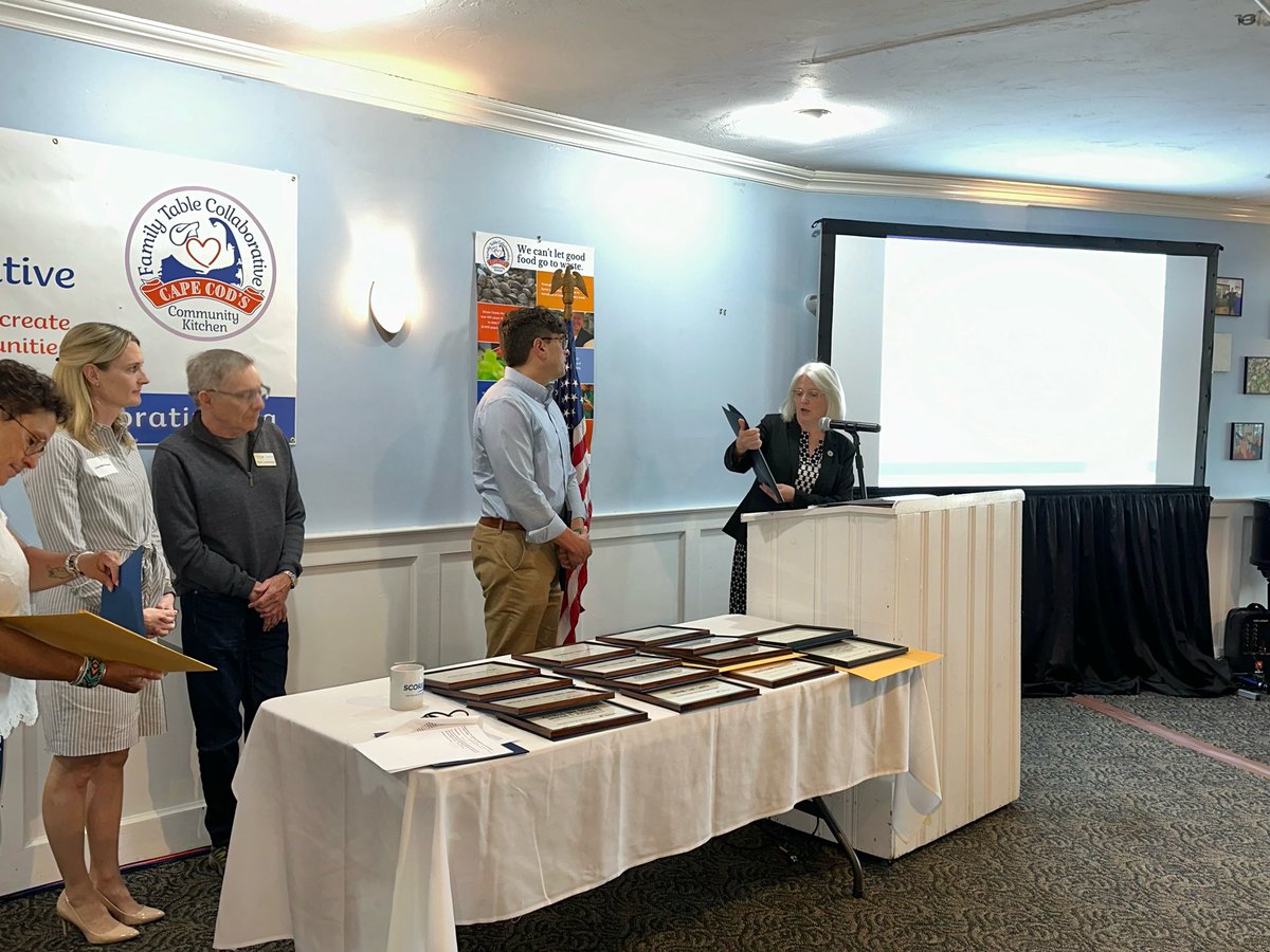 Earlier this month I had the opportunity to recognize a few of our standout #smallbusiness community members at the @SCOREMentors awards!

Congrats again to @SmokeSygnals, @CapeIslands, and @LoveLiveLocal.