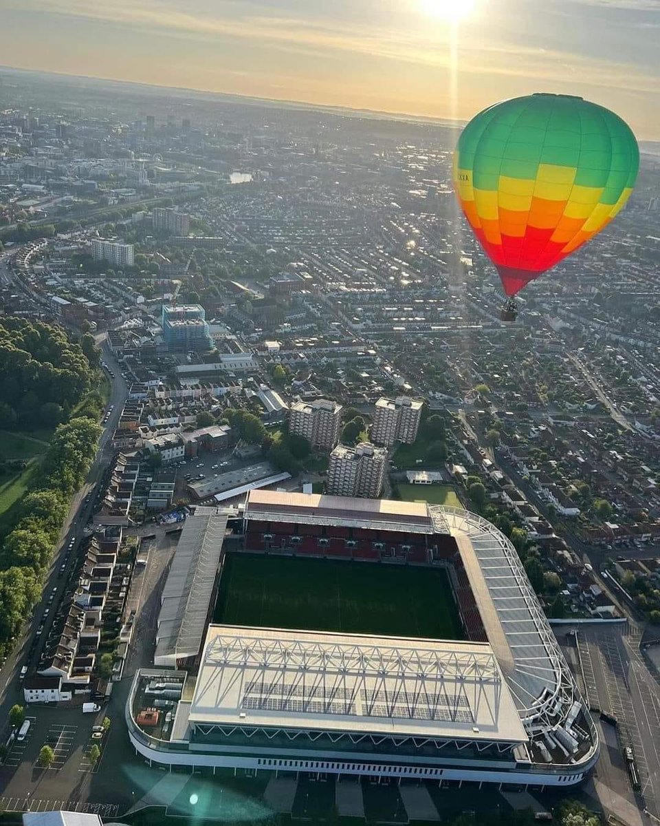 Not sure who took it but it’s beautiful #bristolcity