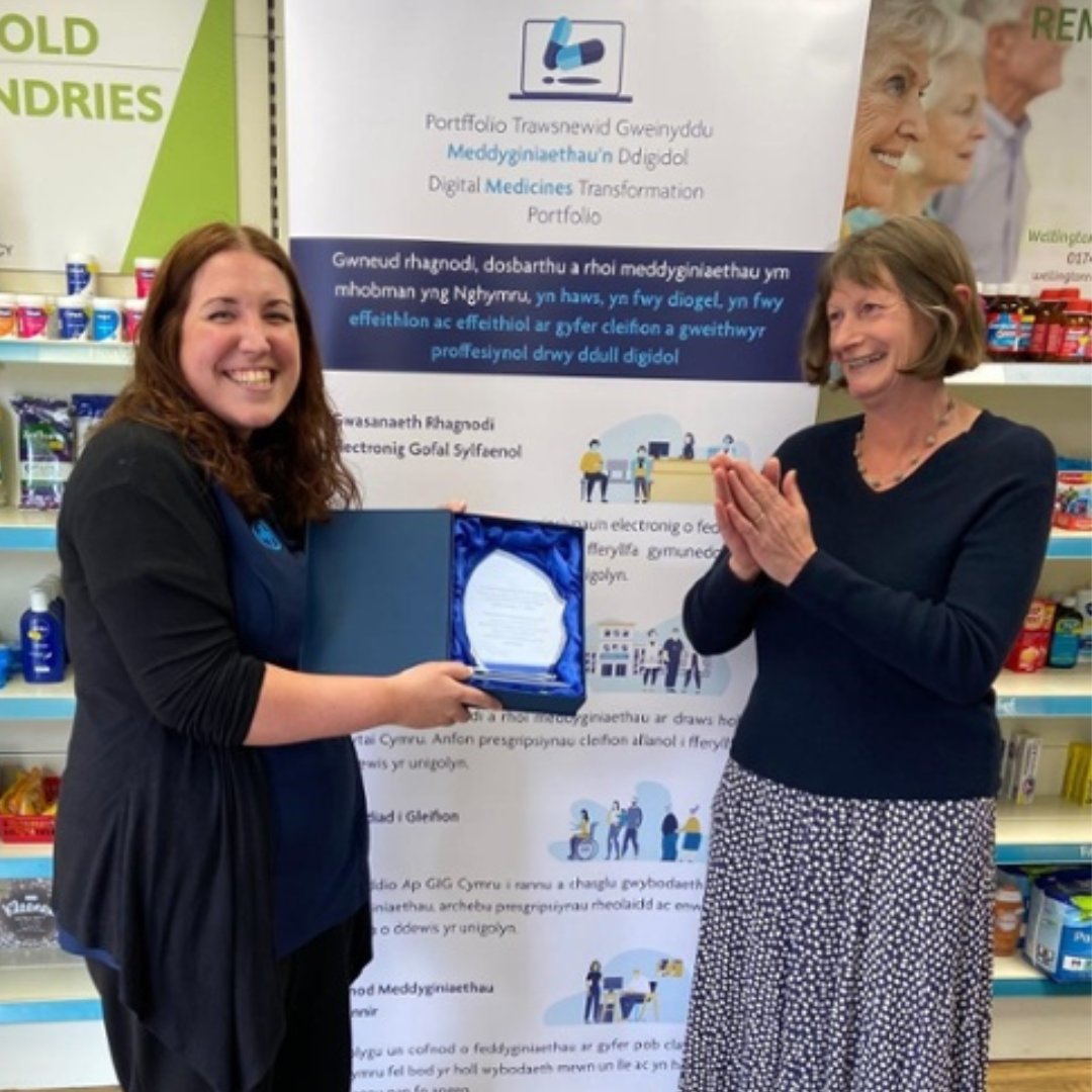 The first GP practice and pharmacy to use electronic prescriptions in Wales have been honoured today.

Lakeside Medical Centre and Wellington Road Pharmacy were awarded commemorative plaques to recognise their trail-blazing role.

Read more: dhcw.nhs.wales/news/latest-ne…