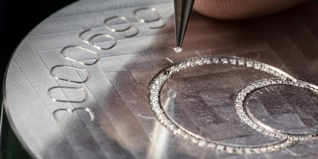 The diamond-set rings on the Ladybird Colors' dial are crafted with precision, creating a stunning work of art.

bit.ly/3JQ1ZU3

#Blancpain1735 #LadybirdColors #BlancpainLadybird