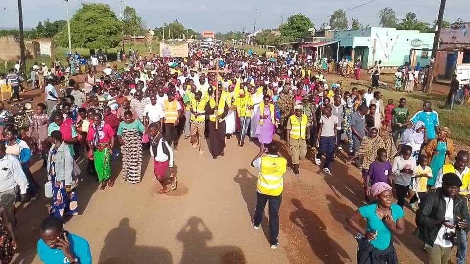 Today, a total 744 pilgrims from Nebbi Catholic Diocese started the holy pilgrimage to Namugongo. They were set off by Rt.Rev.Rapheal P'Omony Wokorach, the bishop of Nebbi Catholic Diocese. #MartyrsDay2024 #LetsGoGreen #PeaceOfChristForAll